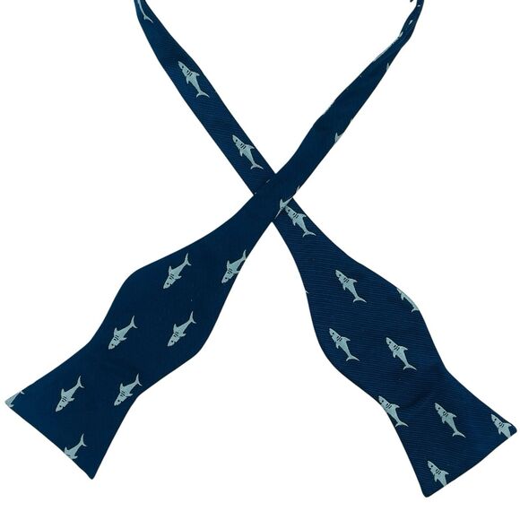 Tommy Hilfiger Men’s Shark Pattern Blue Silk Bow Tie - Picture 1 of 4